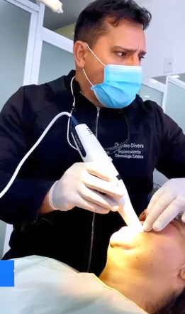 Dr. Fabio pomocou intraorálneho skenera Launca DL206P